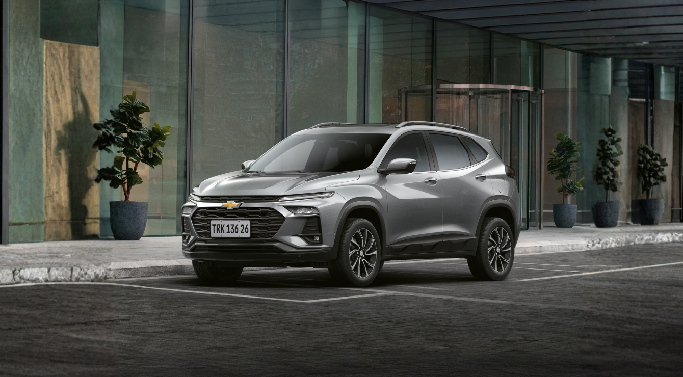 Chevrolet Tracker 2026 prata estacionado em frente a um edifício empresarial