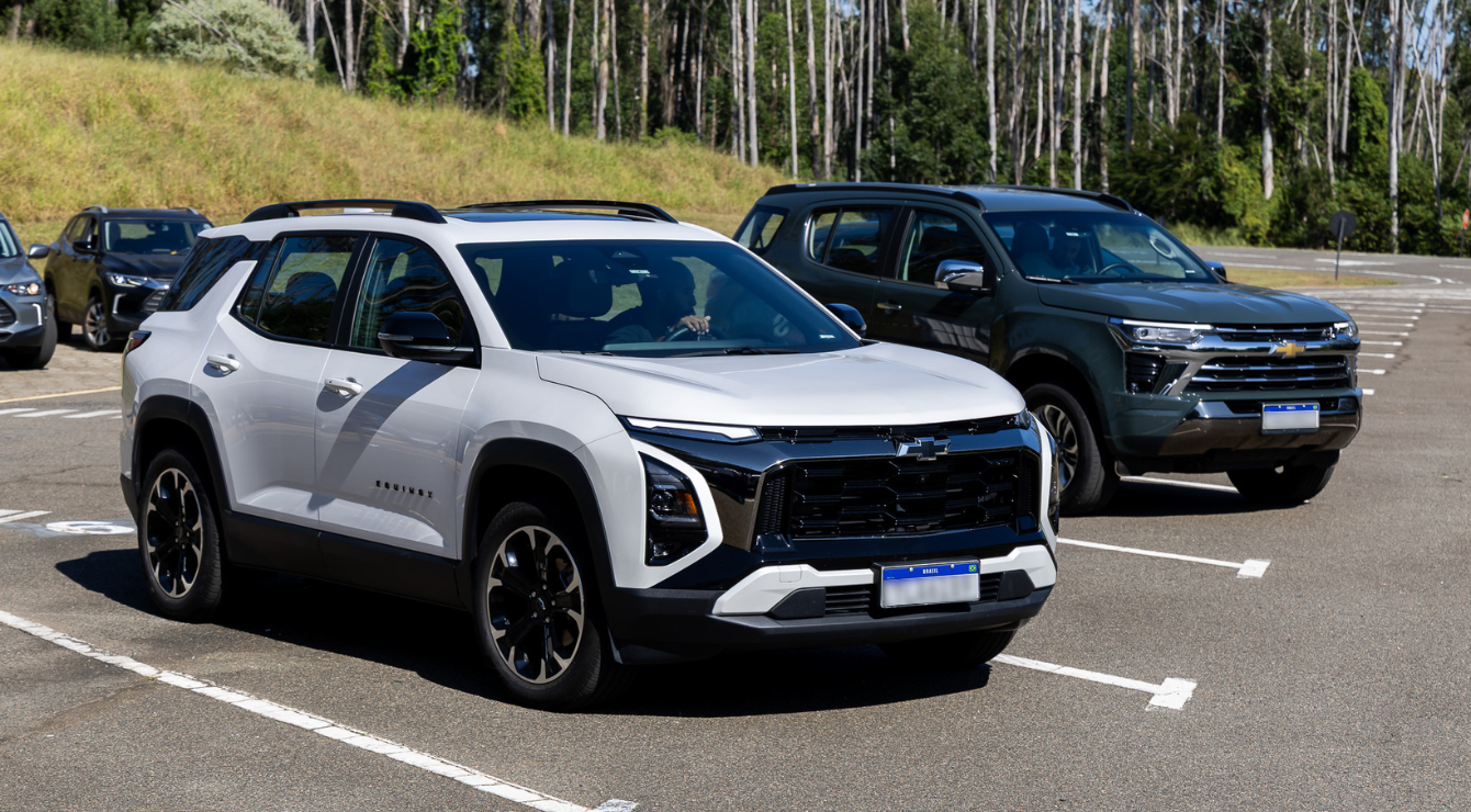 Frota corporativa GM Fleet com carros Chevrolet estacionada em pátio